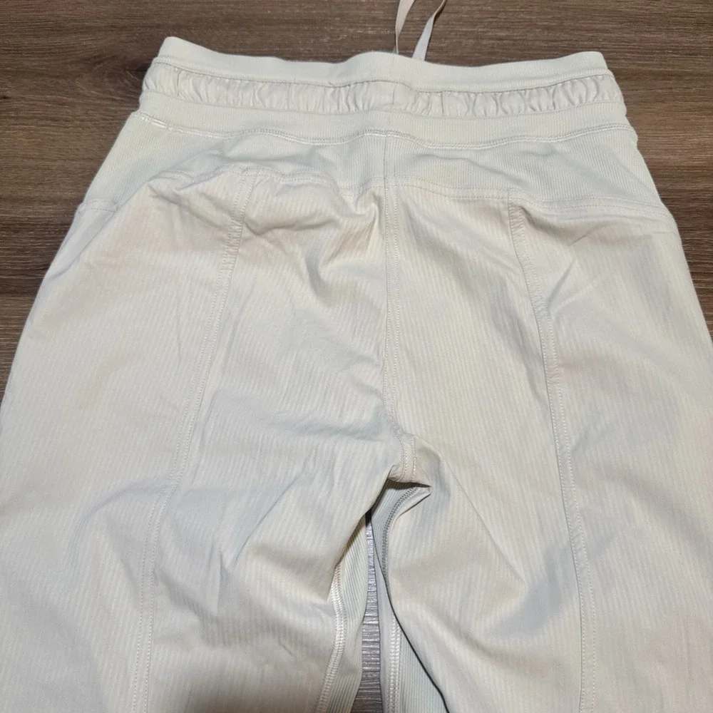 LULULEMON Dance Pant Studio Mid Rise Lined Crop  Size 2  25